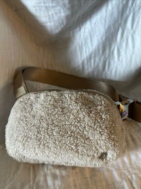 Lululemon Everywhere Belt Bag Fanny  Plush Fleece Ivory Cream Silver Hardware